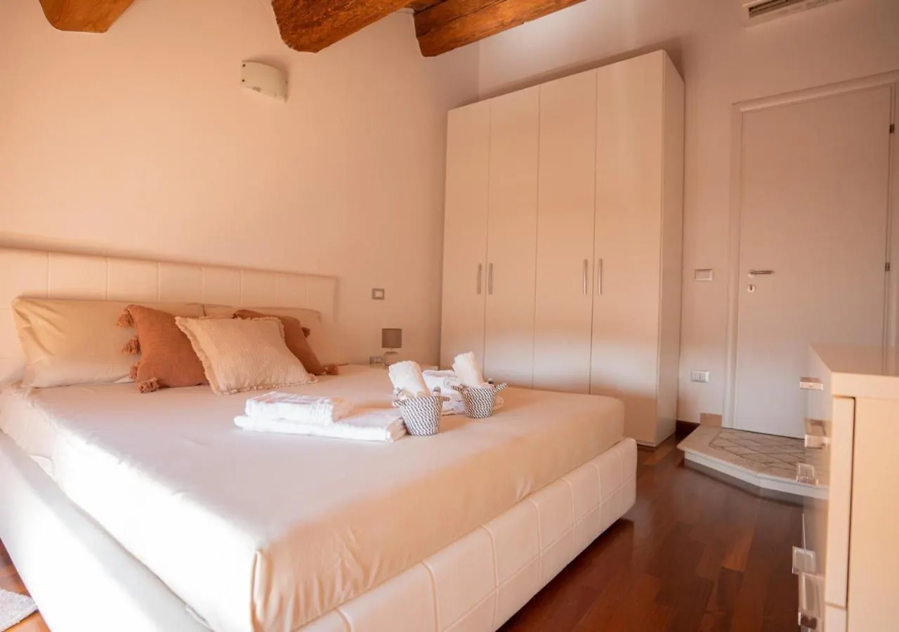 Mansarda Colombo - Car Parking Apartment Ferrara