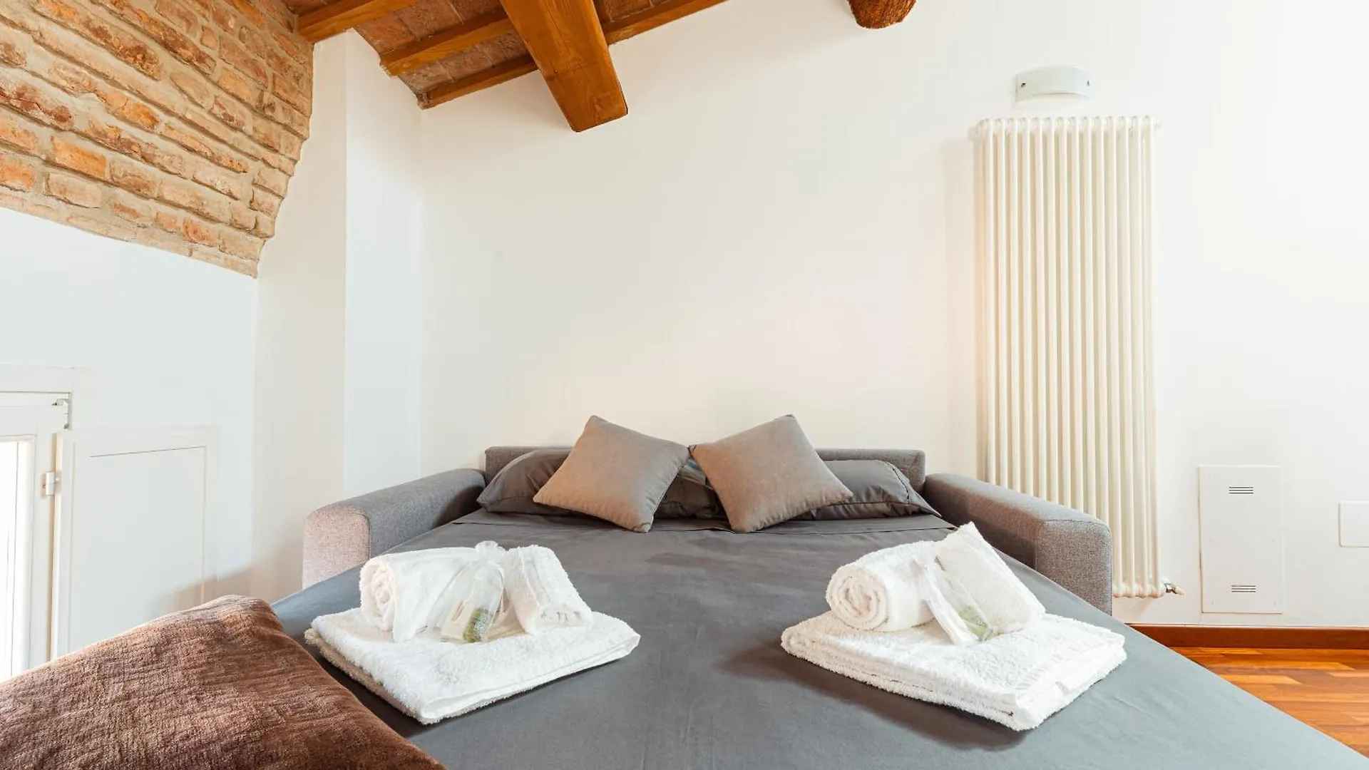 Mansarda Colombo - Car Parking Apartment Ferrara