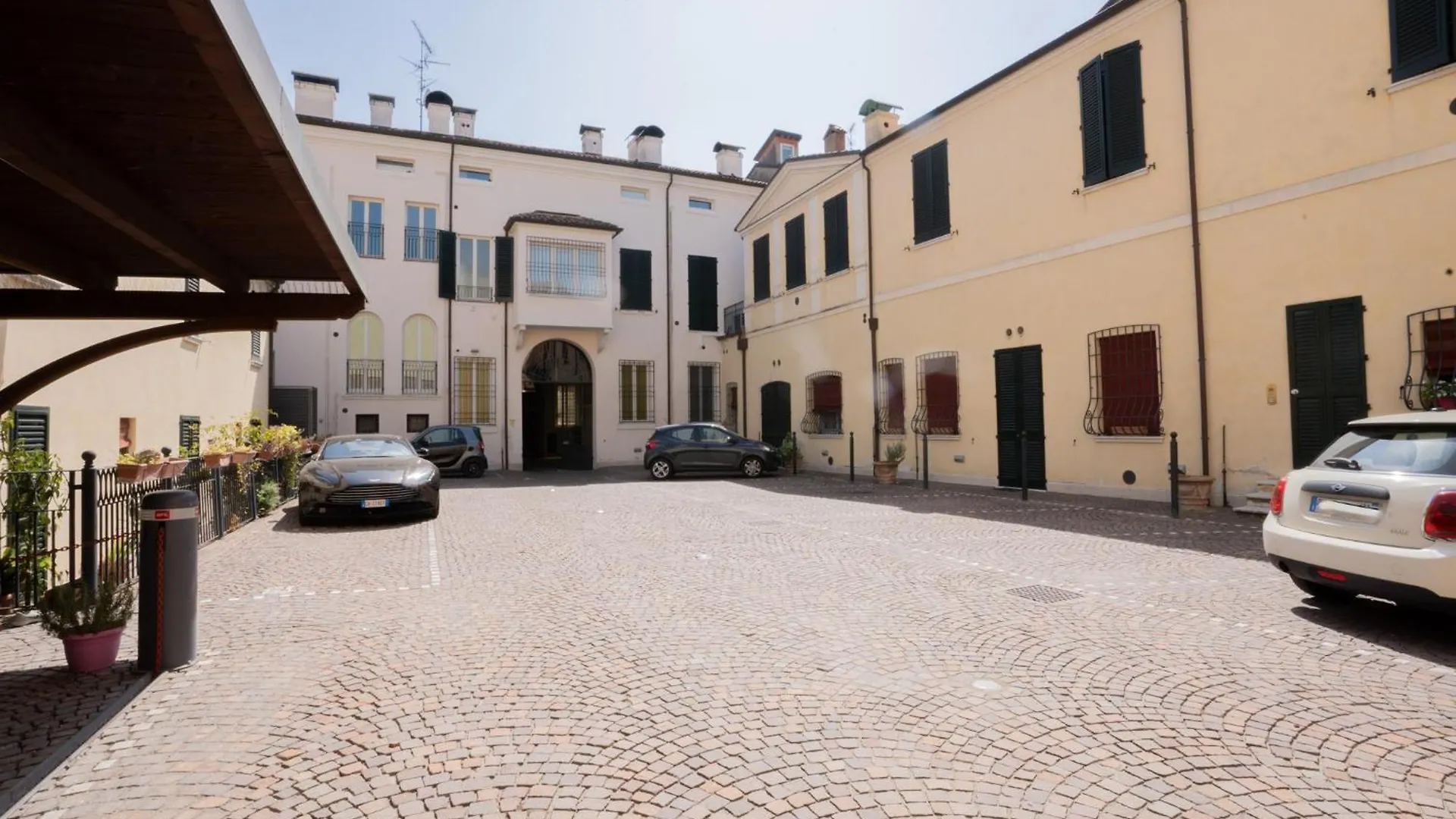 Mansarda Colombo - Car Parking Apartment Ferrara